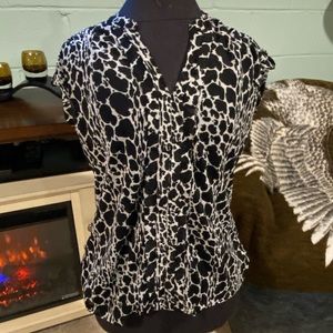 Short sleeved black and white summer top